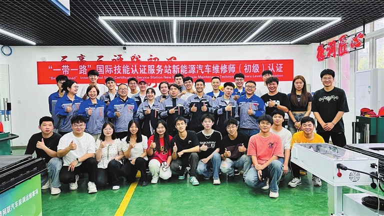 重慶城市職業學院 以“職教出?！睘橐?，驅動“渝車出海”網絡技術服務新航程